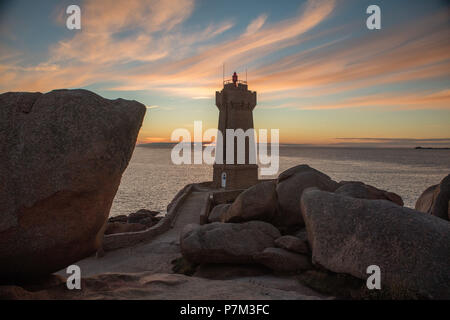 Le phare sur la Côte de Granit Rose, Bretagne, France Banque D'Images