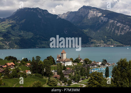 Vue sur le château de Spiez au bord du lac de Thoune, Spiez, Canton de Berne, Suisse Banque D'Images