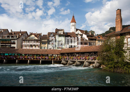 Pont sur l'Aar et de l'église de la ville, vieille ville de Thoune, au bord du lac de Thoune, Oberland Bernois, Suisse Banque D'Images