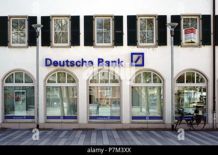 La façade extérieure d'une direction générale de la Deutsche Bank sur la place du marché à Rüsselsheim. Banque D'Images