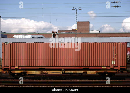 Vue latérale d'un wagon d'un train de marchandises à la plate-forme de l'Opelwerk à Rüsselsheim. Banque D'Images