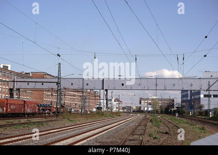 Des wagons de trains de marchandises sur les rails en face de l'usine Opel de Rüsselsheim. Banque D'Images