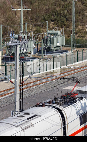 Train, pantographe, overhead line, pistes, sous-stations, les mâts Banque D'Images