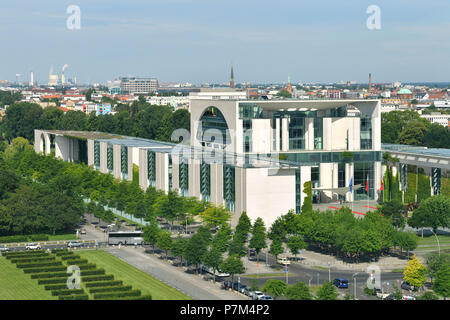 Allemagne, Berlin, quartier Tiergarten, le Reichstag ou Bundestag (Parlement allemand) depuis 1999, un bâtiment conçu par Paul Wallot, inauguré en 1894, avec un dôme en verre ajouté en 1999 par l'architecte Sir Norman Foster, vue du haut de la coupole de bâtiments officiels Banque D'Images