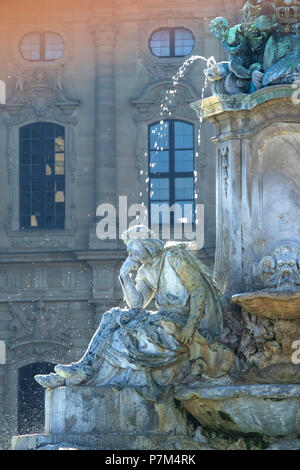 Allemagne, Berlin, région de Franconie, Würzburg, Residenzplatz, fontaine de la Franconie (Frankoniabrunnen), statue de Walther von der Vogelweide Banque D'Images