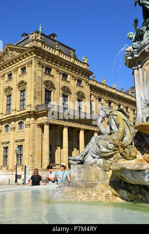 Allemagne, Berlin, région de Franconie, Würzburg, Residenzplatz, statue de Walther von der Vogelweide, fontaine de la Franconie (Frankoniabrunnen) en face de la résidence de Wurtzbourg le dix-huitième siècle (Residenz), de style baroque, classée au Patrimoine Mondial de l'UNESCO Banque D'Images