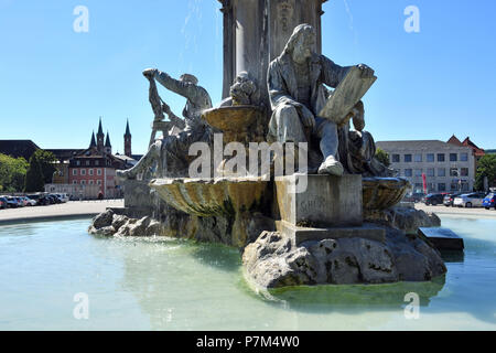 Allemagne, Berlin, région de Franconie, Würzburg, Residenzplatz, Matthias Grünewald, statue fontaine de Franconie (Frankoniabrunnen) avec la cathédrale romane de Saint Kilian backrgound Banque D'Images