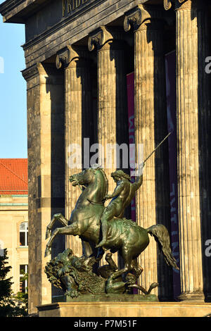 Allemagne, Berlin, l'île aux musées, classée au Patrimoine Mondial de l'UNESCO, l'Altes Museum, qui abrite une collection d'ouvrages anciens, bâtiment construit en 1828 par l'architecte prussien Karl Friedrich Schinkel Banque D'Images