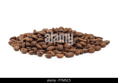 Un tas de grains de café isolé sur un fond blanc. Banque D'Images