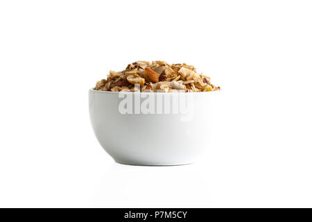 Isolement d'un granola sans gluten sur un fond blanc. Banque D'Images