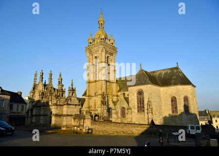 La France, Finistère, halte sur le chemin de St Jacques, St Thegonnec, enceinte, l'église paroissiale Banque D'Images