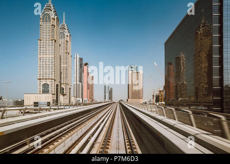 Les voies de métro dans Sheikh Zayed Road, Dubaï, Emirats Arabes Unis Banque D'Images