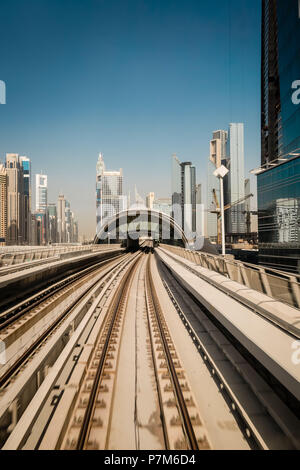 Les voies de métro dans Sheikh Zayed Road, Dubaï, Emirats Arabes Unis Banque D'Images