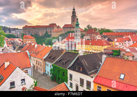 Cesky Krumlov, République tchèque, la Bohême du Sud, l'Europe, l'église Saint Jost en face du château de Český Krumlov ?avec la tour du château Banque D'Images