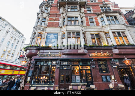 L'Angleterre, Londres, The Strand, le Wellington Pub Banque D'Images