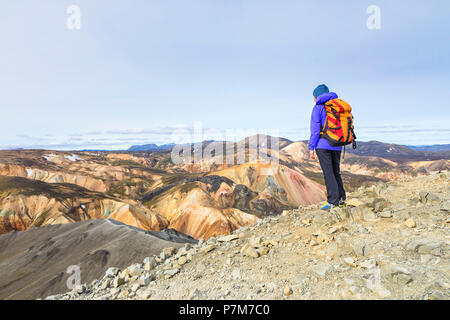 Un trekker est à la recherche à l'Landmannalaugar panorama depuis le sommet de la montagne Blahnukur, Landmannalaugar, la Réserve Naturelle de Fjallabak, Highlands, Région du Sud, Islande, Europe, Banque D'Images