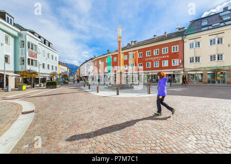 Une fille marche dans Johannesplatz, Lienz, Lienz, district de Lienz, le Tyrol, Autriche, Europe, Banque D'Images