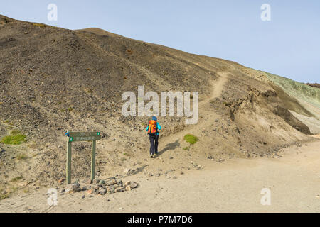 Trekker est un début de la colline à la montagne Blahnukur à Landmannalaugar, la Réserve Naturelle de Fjallabak, Highlands, Région du Sud, Islande, Europe, Banque D'Images