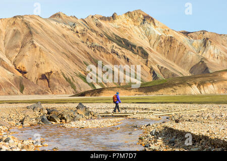 Trekker est une marche de la montagne Blahnukur à Landmannalaugar, la Réserve Naturelle de Fjallabak, Highlands, Région du Sud, Islande, Europe, Banque D'Images