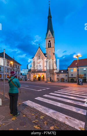 Une fille en face de l'église de Saint-Nicolas à Villach, Carinthie, Autriche, Europe, Banque D'Images