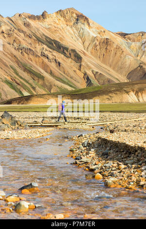 Trekker est une marche de la montagne Blahnukur à Landmannalaugar, la Réserve Naturelle de Fjallabak, Highlands, Région du Sud, Islande, Europe, Banque D'Images