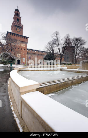 Une fontaine glacée et Château Sforzesco après une chute de neige, Milan, Lombardie, Italie du Nord, Italie, Banque D'Images