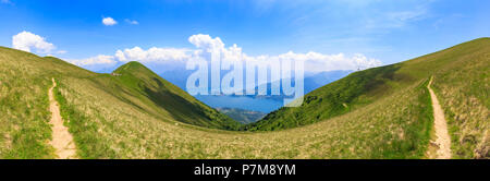 Vue panoramique du Mont Crocione avec Bellagio et le lac de Como en arrière-plan, l'Alpe Colonno, Pigra, Val d'Intelvi, Lac de Côme, Lombardie, Italie, Europe, Banque D'Images