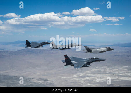 Le lieutenant Gen Mark Kelly, commandant de l'Armée de l'air 12e, dirige une formation de F-35A Lightning II, à partir de la 388e Escadre de chasse, Hill Air Force Base, Utah, et F-15E Strike Eagles, affecté à la 366e Escadre de chasse, Mountain Home Air Force Base, Texas au cours de l'essai de l'Utah et gamme de formation le 3 juillet 2018. Le lieutenant Gen Kelly était sur son dernier vol en tant que commandant de la 12e armée de l'air. (U.S. Air Force photo par un membre de la 1re classe Codie Trimble) Banque D'Images
