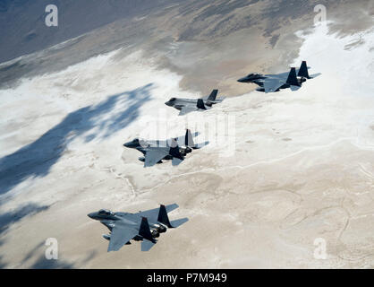 Le lieutenant Gen Mark Kelly, commandant de l'Armée de l'air 12e, dirige une formation de F-35A Lightning II, à partir de la 388e Escadre de chasse, Hill Air Force Base, Utah, et F-15E Strike Eagles, affecté à la 366e Escadre de chasse, Mountain Home Air Force Base, Texas au cours de l'essai de l'Utah et gamme de formation, le 3 juillet 2018. Le lieutenant Gen Kelly était sur son dernier vol en tant que commandant de la 12e armée de l'air. (U.S. Air Force photo par un membre de la 1re classe Codie Trimble) Banque D'Images