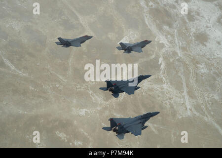 Le lieutenant Gen Mark Kelly, commandant de l'Armée de l'air 12e, dirige une formation de F-35 Lightning II, à partir de la 388e Escadre de chasse, Hill Air Force Base, Utah, et F-15E Strike Eagles, affecté à la 366e Escadre de chasse, Mountain Home Air Force Base, Texas au cours de l'essai de l'Utah et gamme de formation, le 3 juillet 2018. Le lieutenant Gen Kelly était sur son dernier vol en tant que commandant de la 12e armée de l'air. (U.S. Air Force photo par un membre de la 1re classe Codie Trimble) Banque D'Images