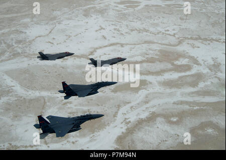 Le lieutenant Gen Mark Kelly, commandant de l'Armée de l'air 12e, dirige une formation de F-35 Lightning II, à partir de la 388e Escadre de chasse, Hill Air Force Base, Utah, et F-15E Strike Eagles, affecté à la 366e Escadre de chasse, Mountain Home Air Force Base, Texas au cours de l'essai de l'Utah et gamme de formation, le 3 juillet 2018. Le lieutenant Gen Kelly était sur son dernier vol en tant que commandant de la 12e armée de l'air. (U.S. Air Force photo par un membre de la 1re classe Codie Trimble) Banque D'Images