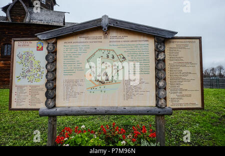 Suzdal, Russie - Mai 18, 2016. Information board de la vieille ville à Suzdal, la Russie. Suzdal fait partie de l'anneau d'or grappe d'anciennes villes. Banque D'Images