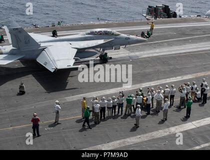 180703-N-GY005-0063 de l'OCÉAN ATLANTIQUE (3 juillet 2018) visiteurs distingués, entrepris et des médias sur les marins qu'un F/A-18F Super Hornet affectés à l 'Red Rippers' de Strike Fighter Squadron (VFA) 11 se prépare à lancer à partir de la classe Nimitz porte-avions USS Harry S. Truman (CVN 75). Harry S. Truman est déployée dans le cadre d'une rotation des forces américaines soutenant les opérations de sécurité maritime dans les eaux internationales dans le monde entier. (U.S. Photo par marine Spécialiste de la communication de masse de la classe 3ème Gitte Schirrmacher/libérés) Banque D'Images