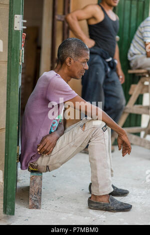 Un homme prenant une pause sur une chaude journée à La Havane, Cuba. Banque D'Images