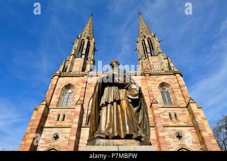 La France, Bas Rhin, Obernai, Freppel monument situé en face de l'église Saint Pierre et Paul Banque D'Images