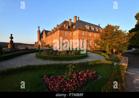 La France, Bas Rhin, Mont St Odile, Sainte Odile couvent avec cadran solaire géographique avec 24 visages Banque D'Images