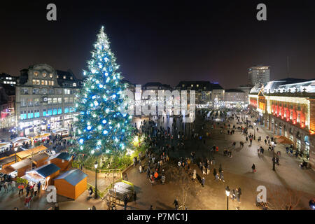 La France, Bas Rhin, Strasbourg, vieille ville classée au Patrimoine Mondial de l'UNESCO, le grand arbre de Noël sur la Place Kléber Banque D'Images