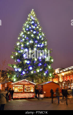 La France, Bas Rhin, Strasbourg, vieille ville classée au Patrimoine Mondial de l'UNESCO, le grand arbre de Noël sur la Place Kléber Banque D'Images