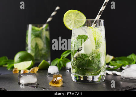 Mojito cocktail en verre avec garniture sur le tableau noir. Photo clé faible. Close up. Banque D'Images