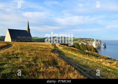 France, Seine Maritime, Pays de Caux, Côte d'Albâtre, Etretat, Notre Dame de la Garde chapelle, protectrice des pêcheurs, perché sur la falaise Amont et Aval falaise en arrière-plan Banque D'Images