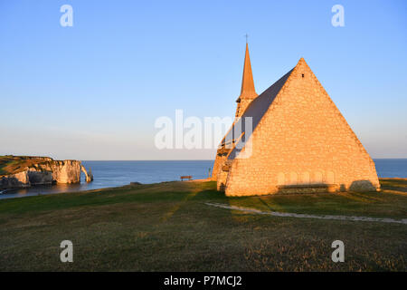 France, Seine Maritime, Pays de Caux, Côte d'Albâtre, Etretat, Notre Dame de la Garde chapelle, protectrice des pêcheurs, perché sur la falaise Amont et Aval falaise en arrière-plan Banque D'Images