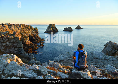 France, Manche, mer d'Iroise, Parc naturel régional d'Armorique, presqu'île de Crozon, Camaret, pointe de Pen Hir, la côte de rochers Banque D'Images