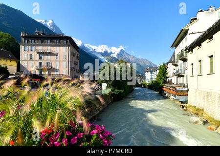 France, Haute Savoie, Chamonix ville traversée par l'Arve et le Mont Blanc (4810m) Banque D'Images