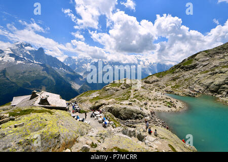 France, Haute Savoie, Chamonix Mont Blanc, le Lac Blanc et le refuge du lac Blanc (2352m) dans la réserve naturelle nationale des Aiguilles Rouges (réserve naturelle des Aiguilles Rouges) avec vue sur les Aiguilles de Chamonix avec l'Aiguille Verte (4122m), la Mer de glace et le Mont Blanc (4810m) Banque D'Images