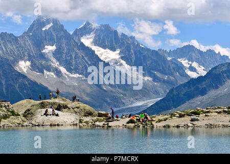 France, Haute Savoie, Chamonix Mont Blanc, le Lac Blanc et le refuge du lac Blanc (2352m) dans la réserve naturelle nationale des Aiguilles Rouges (réserve naturelle des Aiguilles Rouges) Banque D'Images