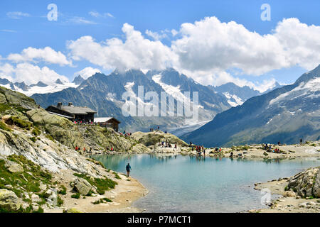 France, Haute Savoie, Chamonix Mont Blanc, le Lac Blanc et le refuge du lac Blanc (2352m) dans la réserve naturelle nationale des Aiguilles Rouges (réserve naturelle des Aiguilles Rouges) Banque D'Images