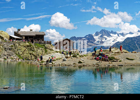 France, Haute Savoie, Chamonix Mont Blanc, le Lac Blanc et le refuge du lac Blanc (2352m) dans la réserve naturelle nationale des Aiguilles Rouges (réserve naturelle des Aiguilles Rouges) Banque D'Images