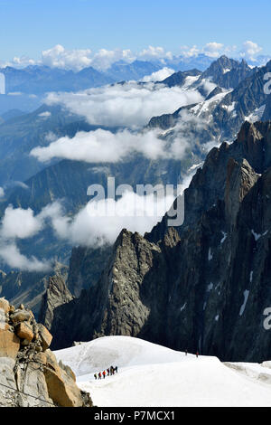 France, Haute Savoie, Chamonix Mont Blanc, alpinistes sur l'arête de l'aiguille du Midi (3848m), Mont-Blanc, descente de la Vallée Blanche Banque D'Images