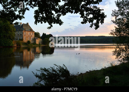 France, Morbihan, Broceliande Forêt, Paimpont, l'abbaye de 13ème siècle en bord de l'étang, coucher du soleil Banque D'Images