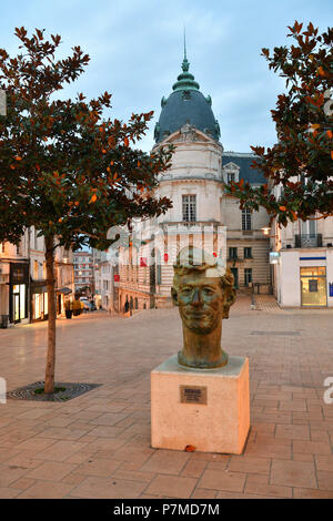 France, Charente, Angouleme, murs peints à pied, rue Hergé, buste de Hergé Banque D'Images
